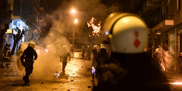 Επίθεση με μολοτόφ σε ΜΑΤ τα ξημερώματα στο Πεδίον του Άρεως